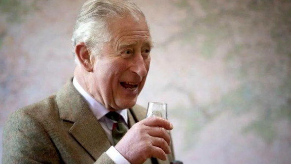 Regele Charles al III-lea are o băutură alcoolică preferată. Ce bea în fiecare seară, înainte de cină